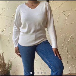 Carolyn Taylor 100% acrylic cream v neck sweater.
